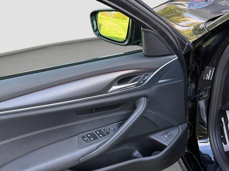 BMW Řada 5 530d xDrive Touring - fotka 7 z 22