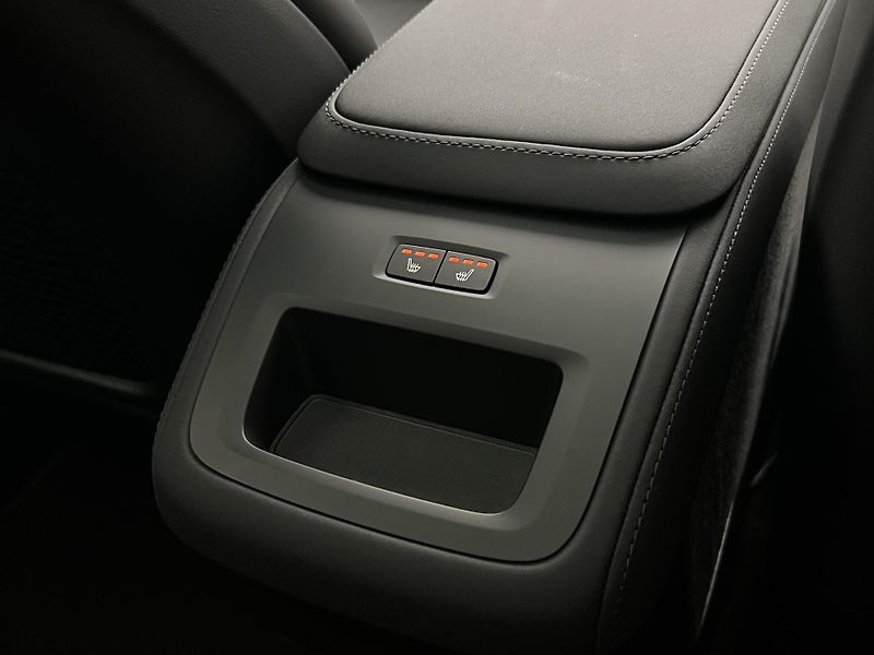 Volvo XC90 (2026) B5 AWD DARK PLUS - fotka 47 z 47