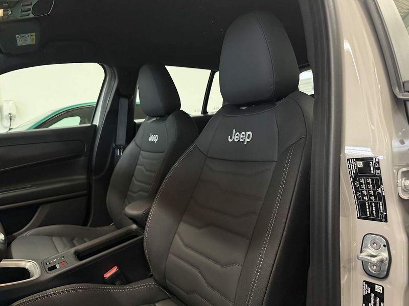 Jeep Avenger (2025) 4xe Upland 1.2 Turbo e-Hybrid - fotka 17 z 22