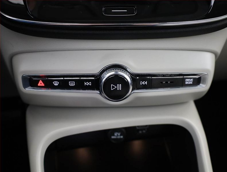 Volvo XC40 (2019) Inscription D3, Automat, Kůže - fotka 11 z 21