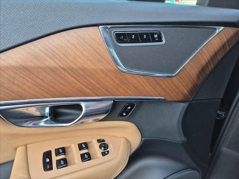 Volvo XC90 2,0 D5 AWD Inscription Auto - fotka 15 z 18