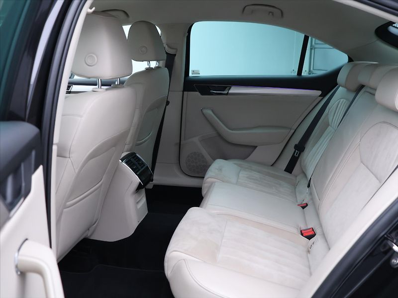 Škoda Superb 2,0 TDI 140kW DSG 4x4 Style CZ - fotka 13 z 32