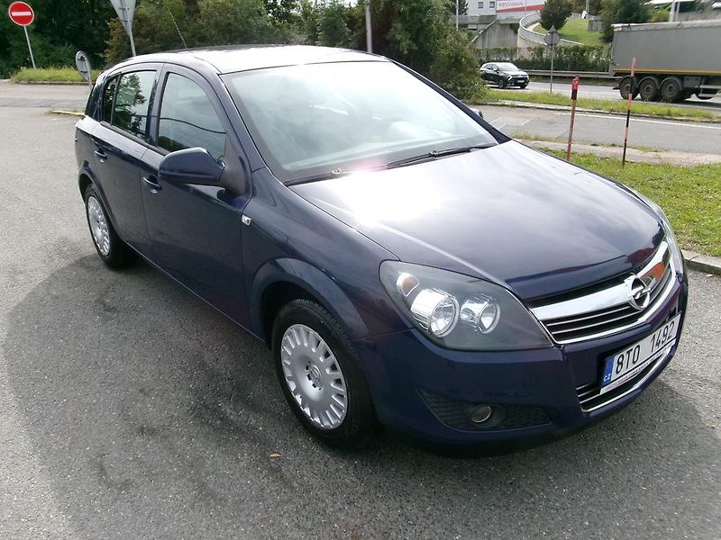 Opel Astra (2012) 1.6i KOUPENO ČR, 96 000 KM - fotka 4 z 10