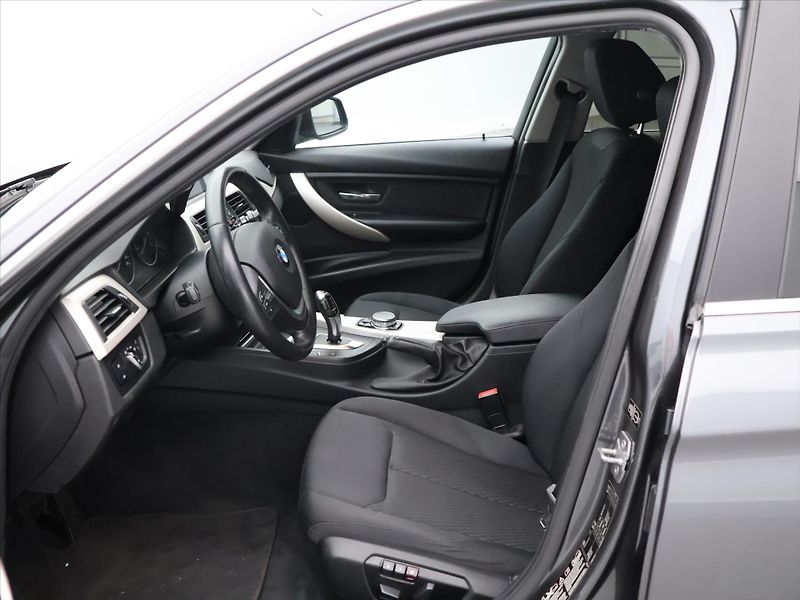 BMW Řada 3 2,0 320 XDrive 135kW Aut. - fotka 11 z 31