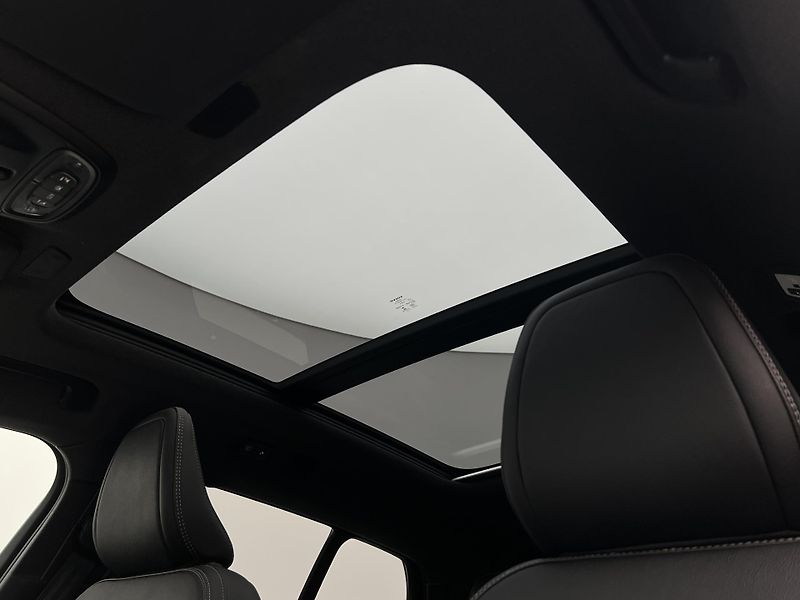 Volvo XC40 T3 R-DESIGN  - fotka 16 z 41