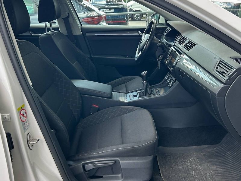 Škoda Superb (2017) 2.0 TDI Active - fotka 19 z 23