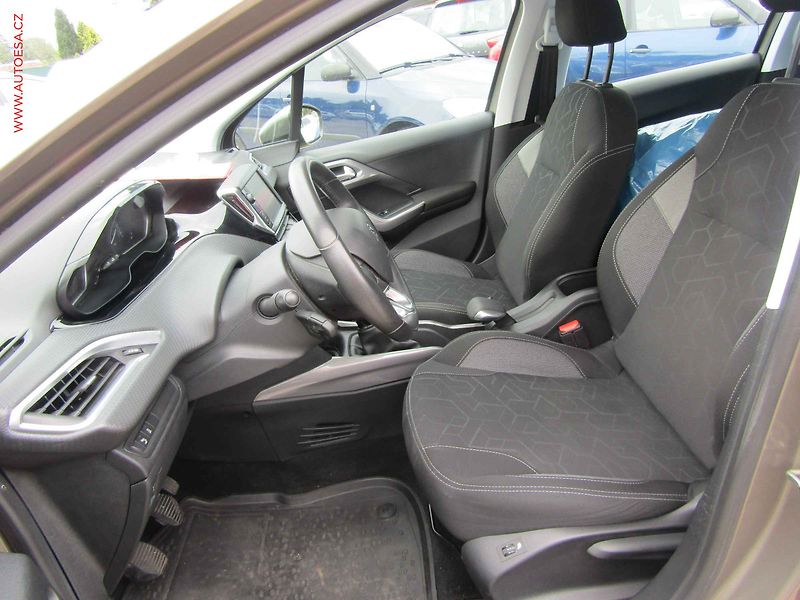 Peugeot 2008 (2017) 1.2 i, 1.maj,ČR, AC, výhřev - fotka 9 z 17