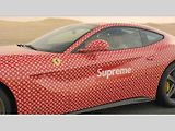 Ferrari F12berlinetta s logy módních značek Louis Vuitton a Supreme.