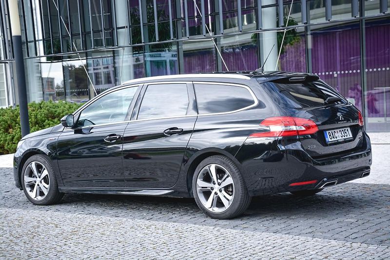 Peugeot 308 (2020) SW GT Line 1.5 BlueHDi 130 1 M - fotka 3 z 28
