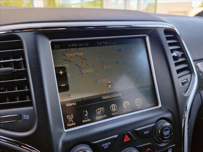Jeep Grand Cherokee 6,4 i SRT 344kW NAVI TOPSTAV - fotka 29 z 32