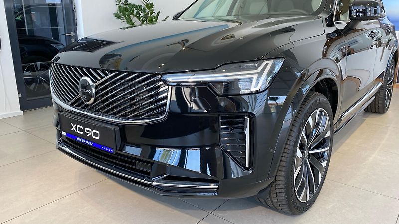 Volvo XC90 (2026) ULTRA BRIGHT, B5 AWD, 184+10 k - fotka 2 z 15