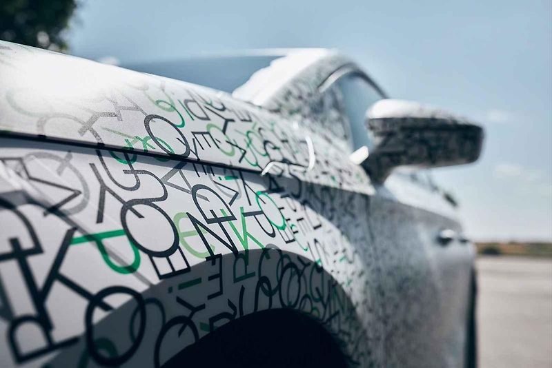 Vybraní motorističtí novináři již za sebou mají první testovací kilometry s Enyaqem iV Coupe