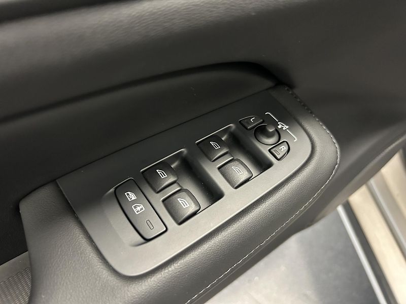 Volvo V60 (2025) ULTRA DARK DCT LED Panora HUD - fotka 9 z 43