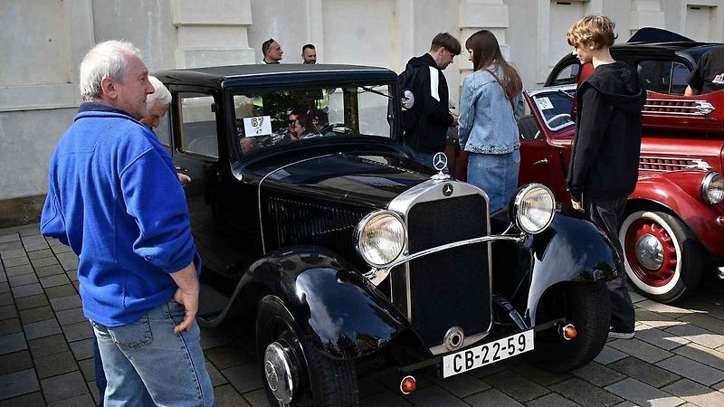 Nablýskané historické vozidla a motorky obsadily v neděli 19. května centrum Prostějova. 19.5. 2024