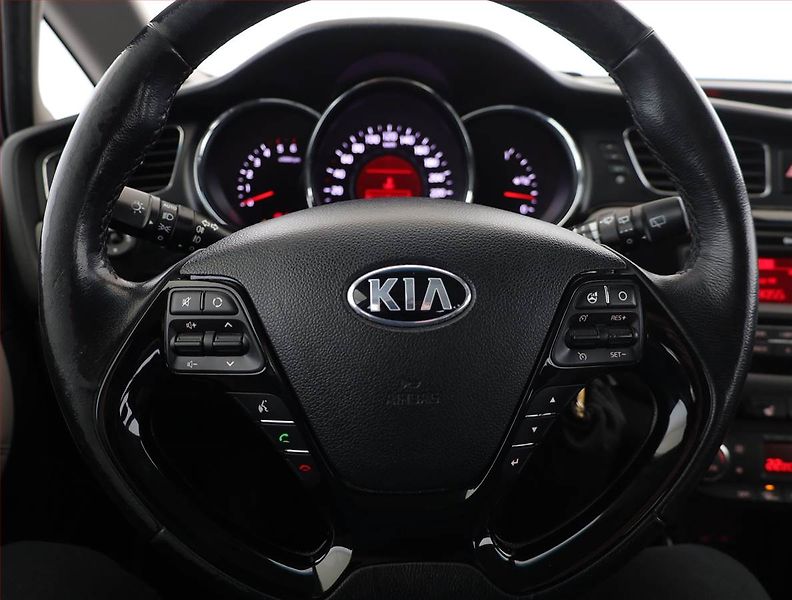 Kia Ceed (2012) 1.6 CRDi, Tempomat - fotka 8 z 17