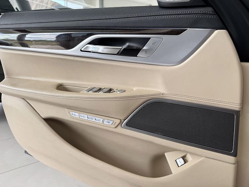 BMW Řada 7 730d xDrive*Laser*Dověry*Masáž - fotka 35 z 46