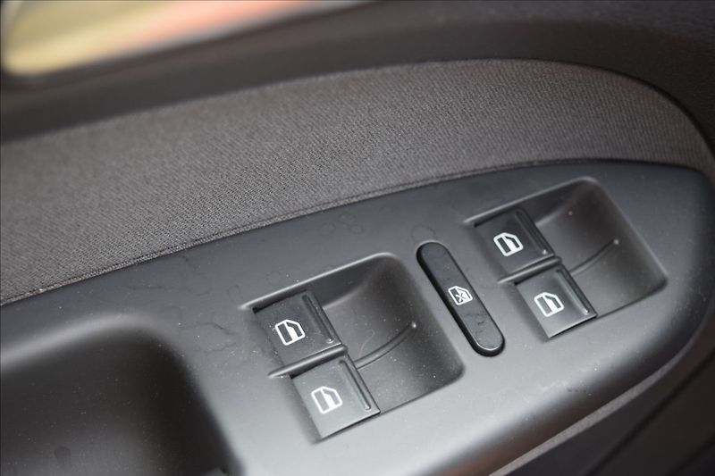 Volkswagen Touran 1,4 i 103KW AUTOMAT PO SERVISE - fotka 23 z 44