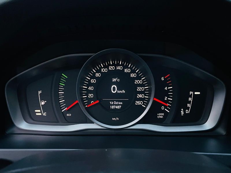 Volvo V60 2.0D3 5V AUT VÝHŘEV SERVISKA - fotka 45 z 47