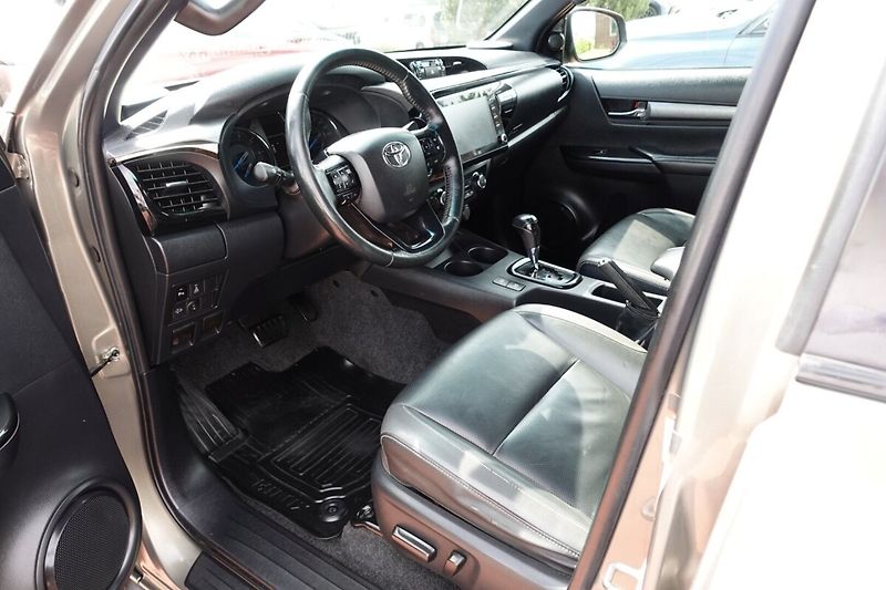 Toyota Hilux 2.8D4-D 6AT Invincible + Sport - fotka 11 z 33