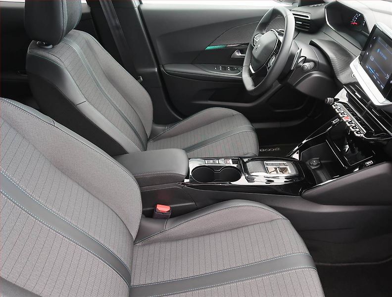 Peugeot 2008 (2022) Allure 1.2 PureTech, Automat - fotka 9 z 14