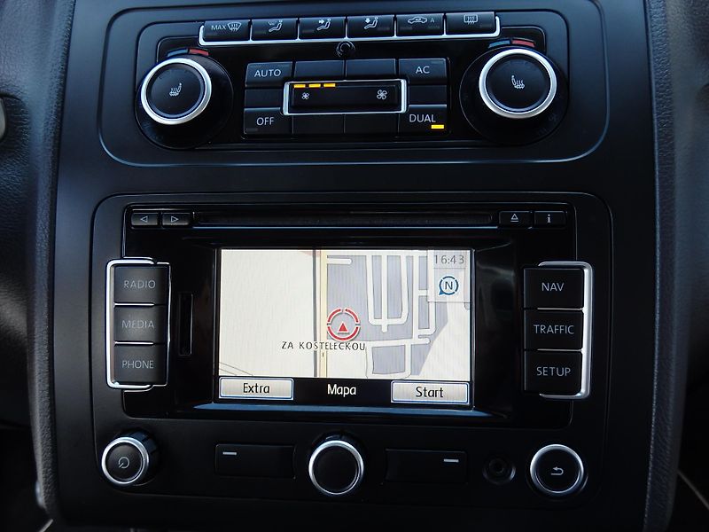 Volkswagen Touran 1,4TSi DIGI KLIMA, SERVIS KN - fotka 14 z 18