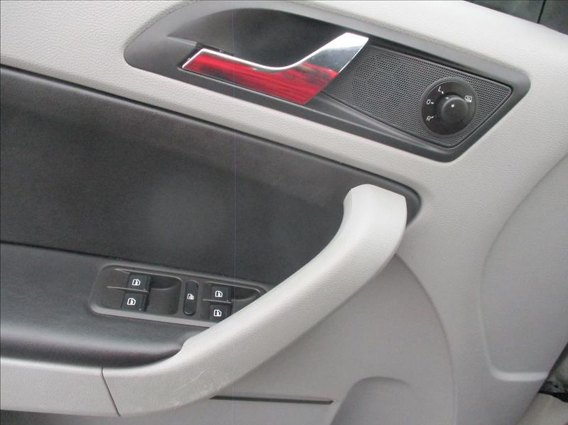 Škoda Yeti 1,4 TSI, servis, xenon, 1.maj, - fotka 15 z 30
