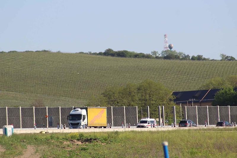 Provoz u rozestavěného úseku dálnice D55 u Bzence druhé květnové ráno 2025.