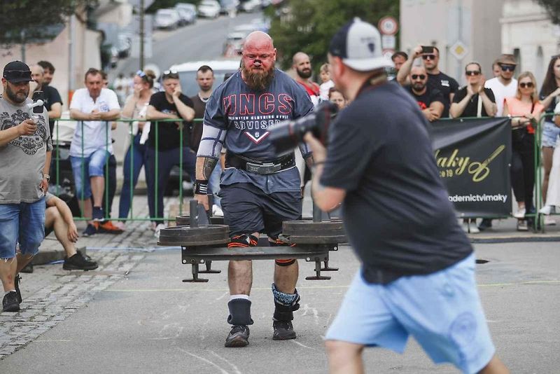Mistrovství republiky strongmanů v Golčově Jeníkově, kde Mostečan Josef Hojdar vybojoval stříbro.