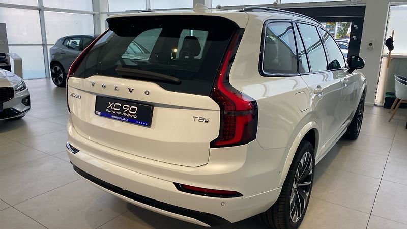 Volvo XC90 (2026) ULTRA DARK, B5 AWD, 184+10 kW - fotka 6 z 12