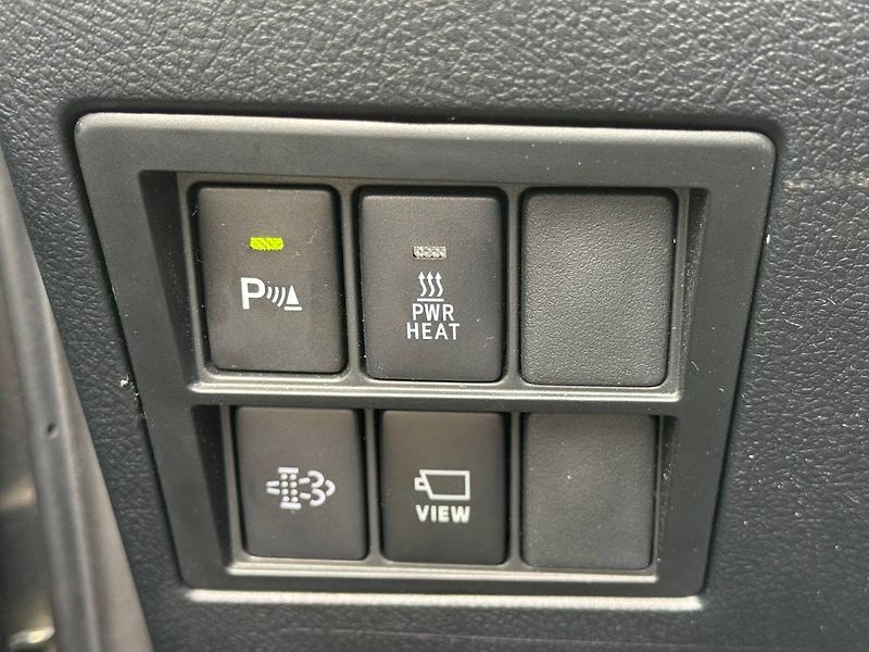 Toyota Hilux (2024) 2.8 D-4D 150 kW Executive 4x4 - fotka 21 z 25