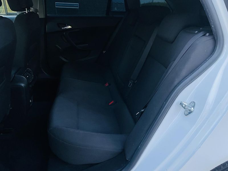 Opel Insignia 2.0CDTi MANUÁL TAŽNÉ SENZORY - fotka 26 z 36