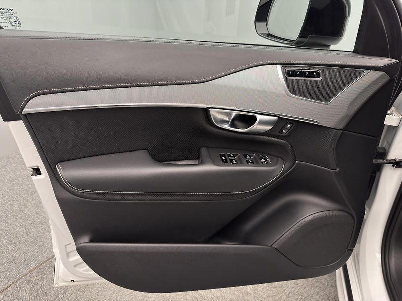 Volvo XC90 B5 AWD R-DESIGN AUT - fotka 17 z 53