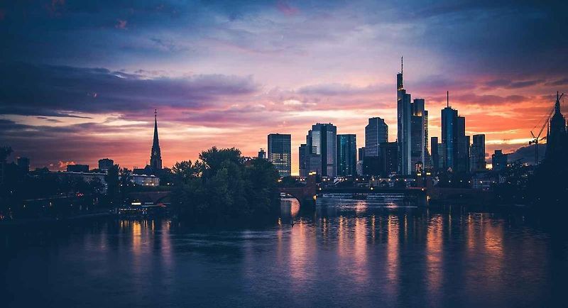 Pohled na Commerzbank Tower z dálky.