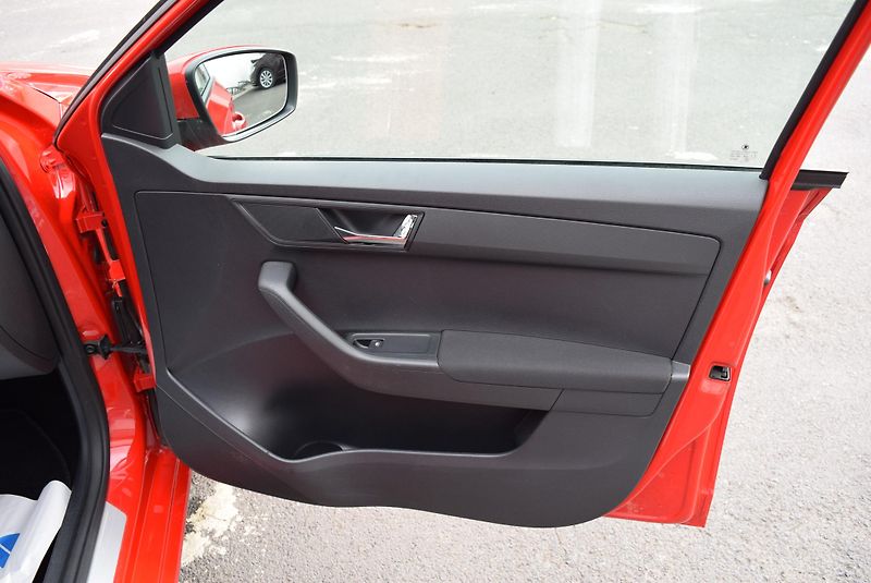 Škoda Fabia (2016) 1.2TSI 66kw ED. JOY TAŽNÉ APP  - fotka 38 z 49