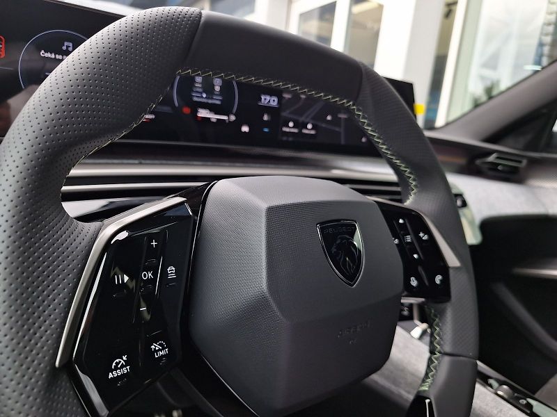 Peugeot 5008 (2025) GT Hybrid 145 e-DCS - fotka 14 z 24