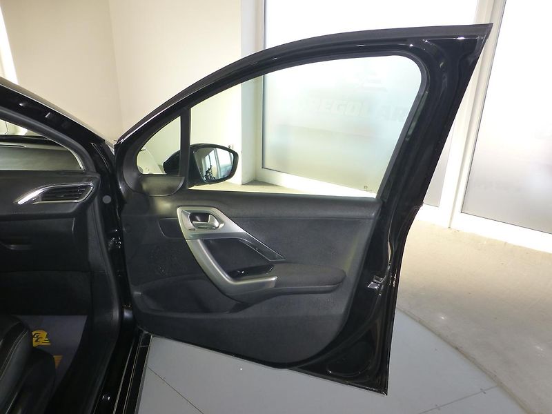 Peugeot 2008 (2019) 1,2-96KW*NAVI*PARK.S**PANORAMA - fotka 20 z 27
