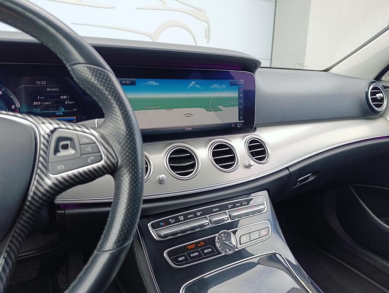 Mercedes-Benz Třídy E 220d 143kW 4MATIC ČR  - fotka 24 z 34