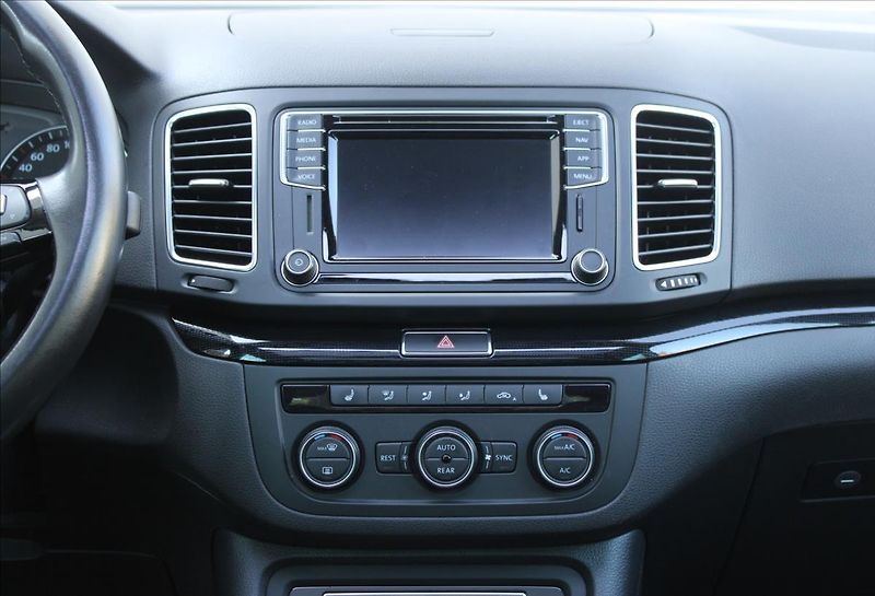 Volkswagen Sharan 2.0 TDI / DSG / TOP-VÝBAVA - fotka 26 z 48