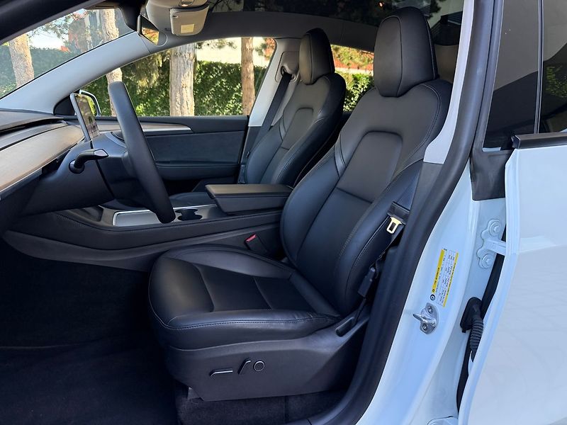 Tesla Model Y Long Range AWD - fotka 12 z 39
