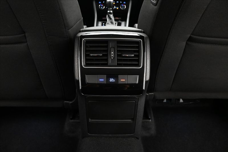 Škoda Superb 2,0 TDI 110 kW DSG Style Záruk - fotka 20 z 31