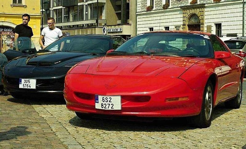 Sraz amerických vozů Chevrolet Camaro a Pontiac Firebird v Kolíně.