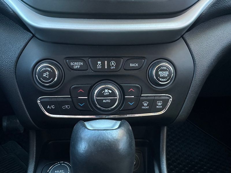 Jeep Cherokee 2.2 CRD 4x4/147kW/Automat/1MAJ - fotka 34 z 37