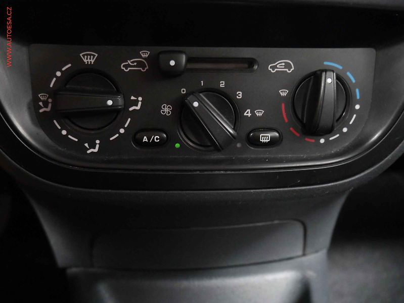 Citroën C3 (2009) 1.4 i, AC, tažné - fotka 15 z 16