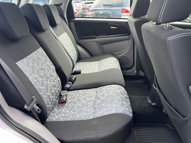 Suzuki SX4 1.6i 4x2 KLIMATIZACE TAŽNÉ - fotka 22 z 33
