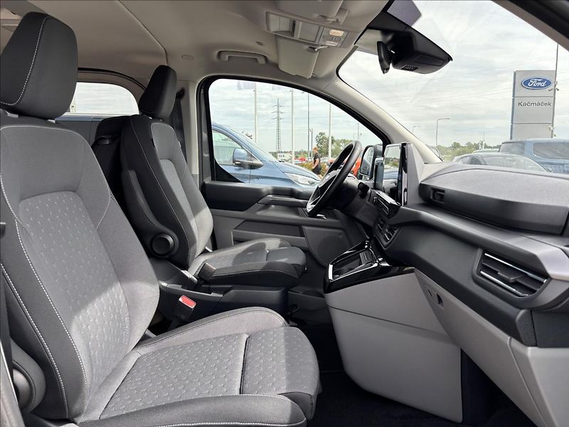 Ford Tourneo Custom 2,0 EcoBlue 125kW L2 Titanium - fotka 23 z 44