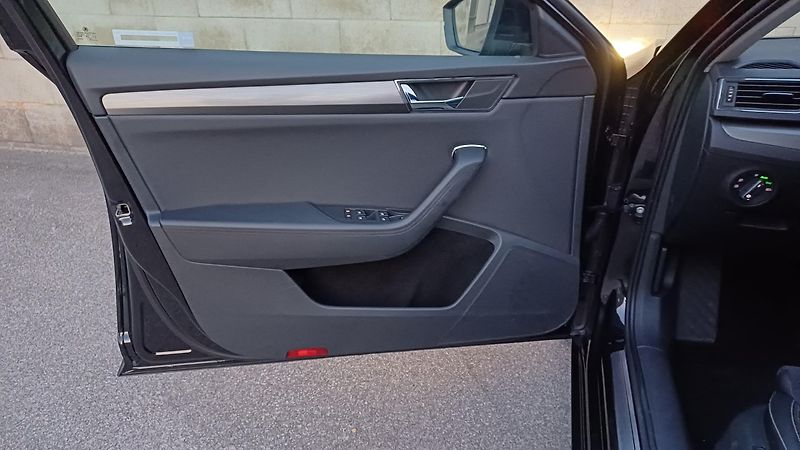 Škoda Superb 2.0 TSI 140kW WEBASTO-TZ-DPH  - fotka 24 z 38