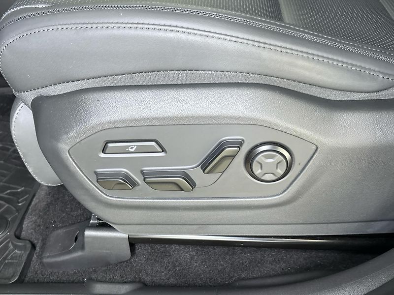 Hyundai Santa Fe Calligraphy 4x4 AT - fotka 27 z 30