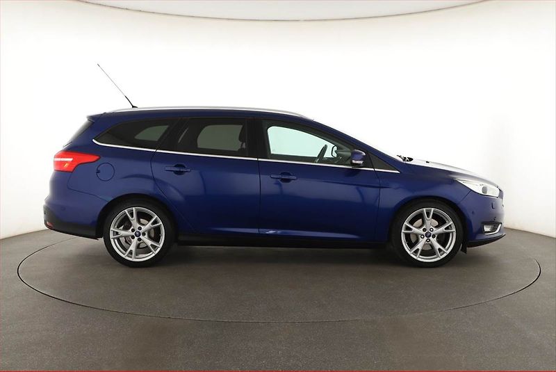 Ford Focus (2015) 1.5 EcoBoost, Xenony, Tempomat - fotka 6 z 18