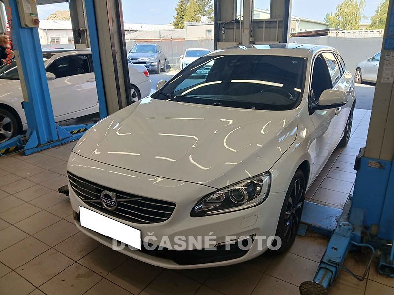 Volvo V60 (2017) 2.0 D, servis.kniha, AT - fotka 1 z 3