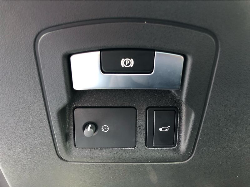 Land Rover Range Rover Velar D 300 SE - fotka 16 z 26